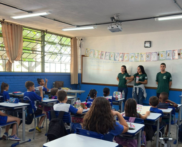Alunos de Fisioterapia realizam projeto sobre causas da obesidade em Escola Dom Otvio